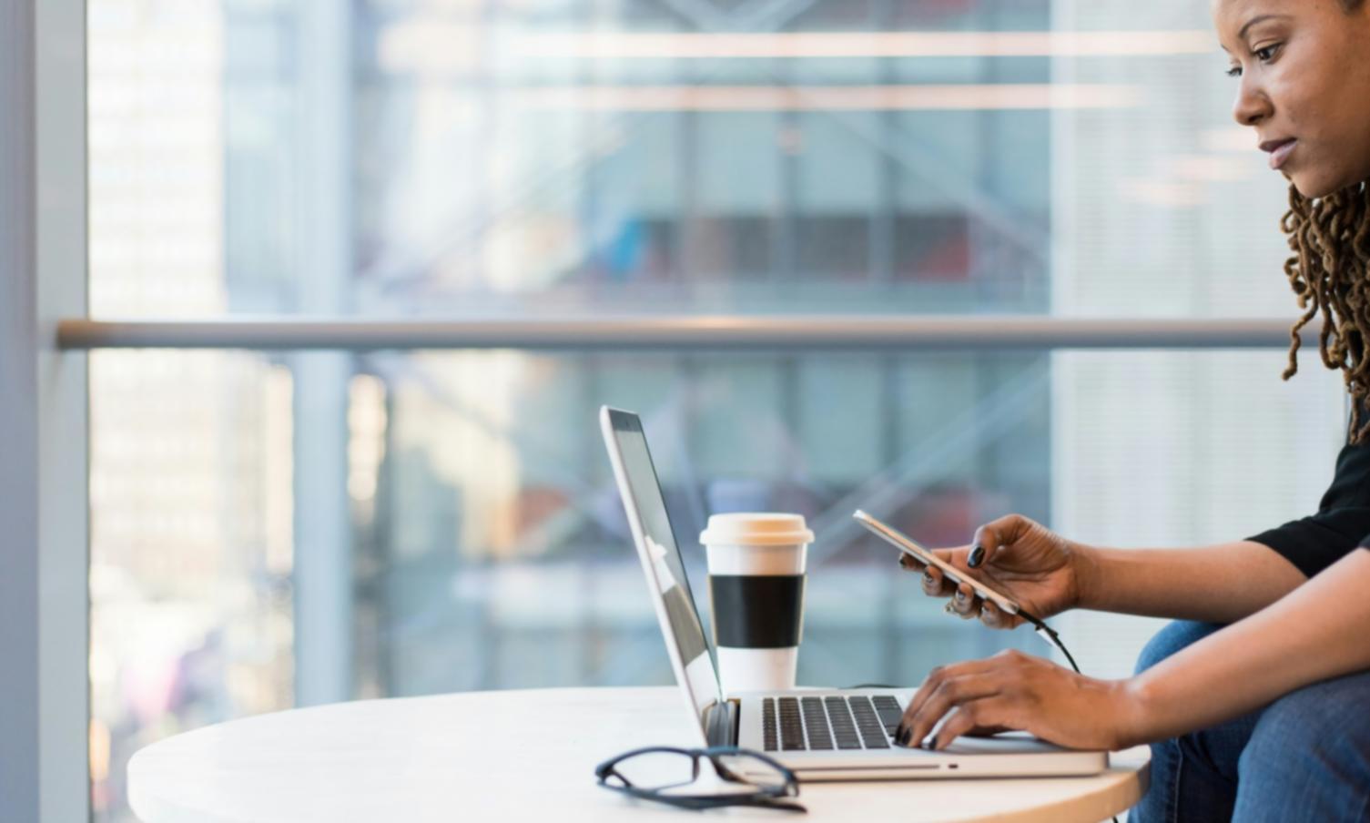 Teilnehmer bei der Bearbeitung digitaler Verwaltungsprozesse